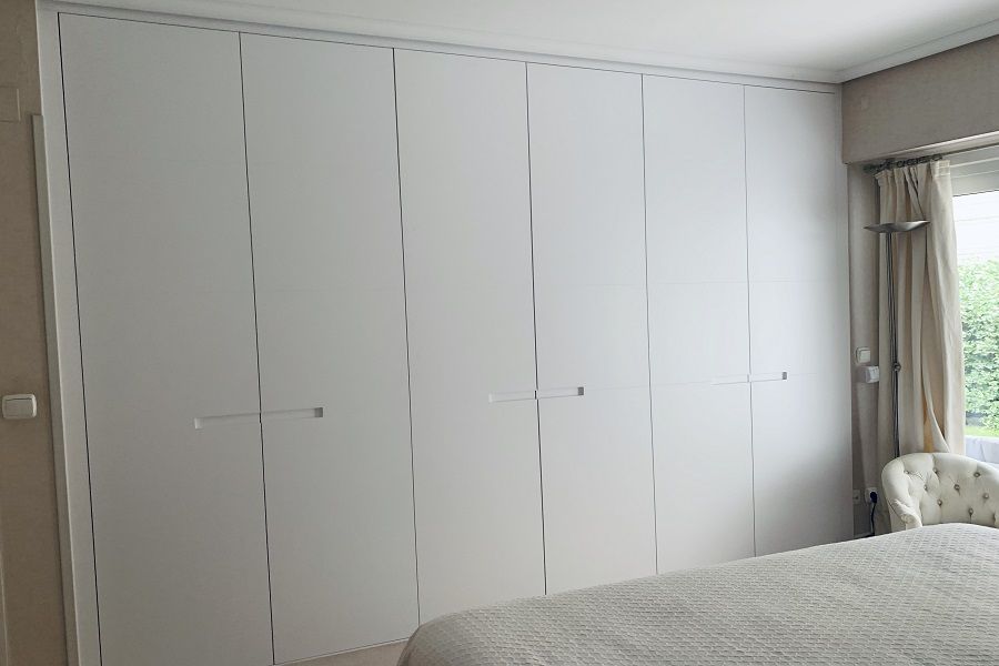 Diseño A24 - armarios puertas lisas tirador embutido horizontal