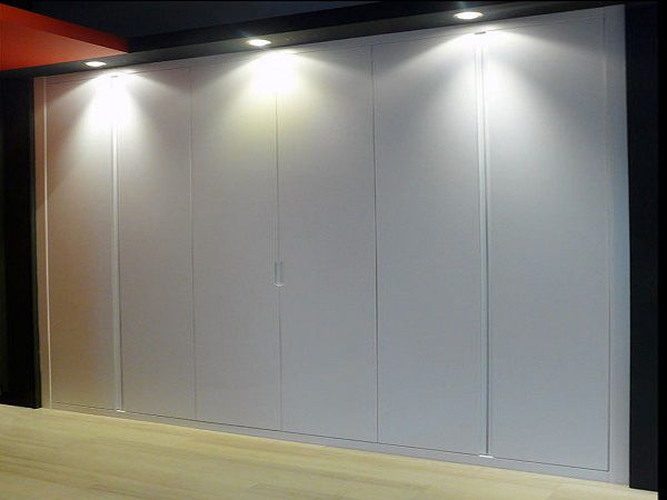 Diseño A24 - Armario de puertas lisas con tirador ranurado en