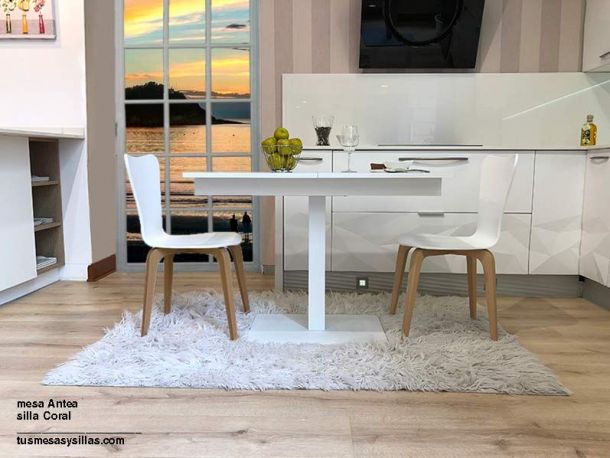 mesas-blancas-pegadas-pared