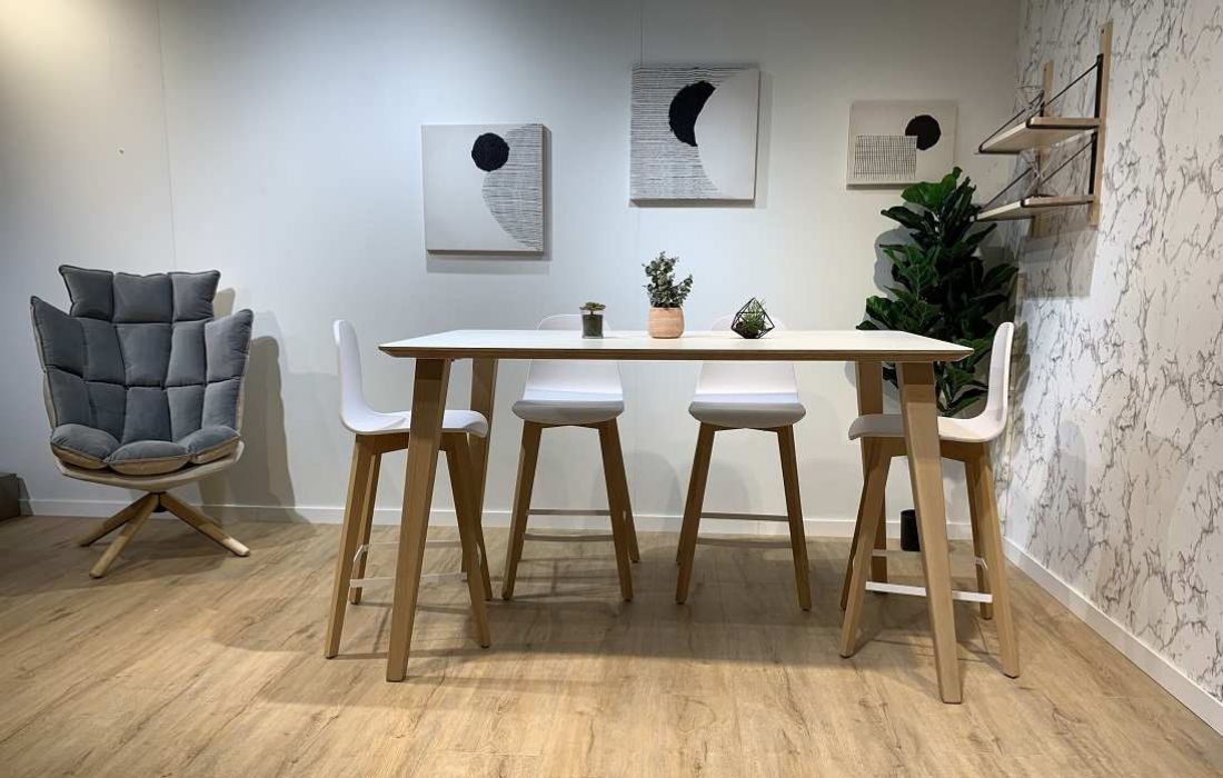 mesas-altas-blancas-con-taburetes